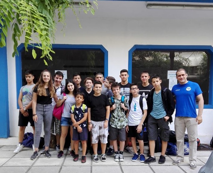 Μπροστά στο γυμναστήριο μας 2018
